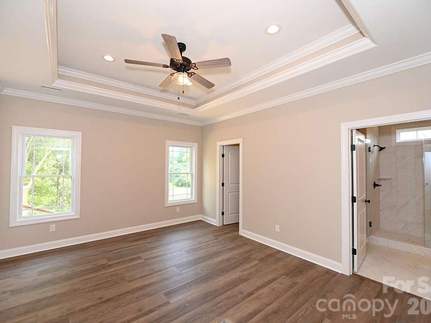 4940 Southview Drive, Hickory, NC 28602.  MLS# CAR4275287, YatesRealty ID 24995. 