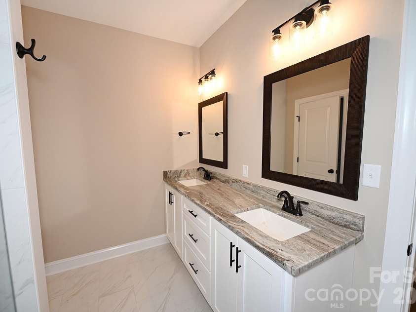 4940 Southview Drive, Hickory, NC 28602.  MLS# CAR4275287, YatesRealty ID 24995. 