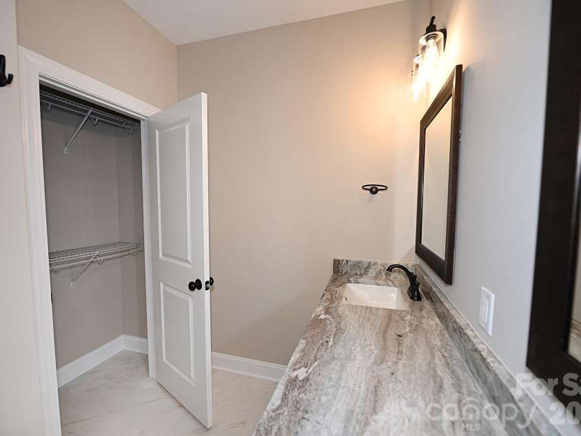 4940 Southview Drive, Hickory, NC 28602.  MLS# CAR4275287, YatesRealty ID 24995. 