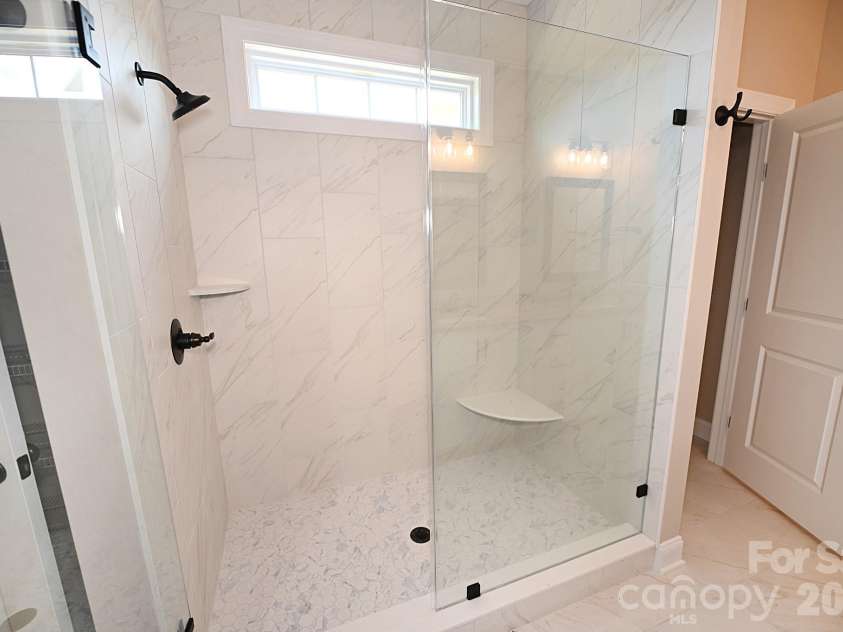 4940 Southview Drive, Hickory, NC 28602.  MLS# CAR4275287, YatesRealty ID 24995. 