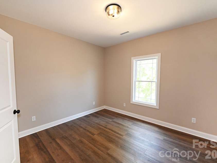 4940 Southview Drive, Hickory, NC 28602.  MLS# CAR4275287, YatesRealty ID 24995. 