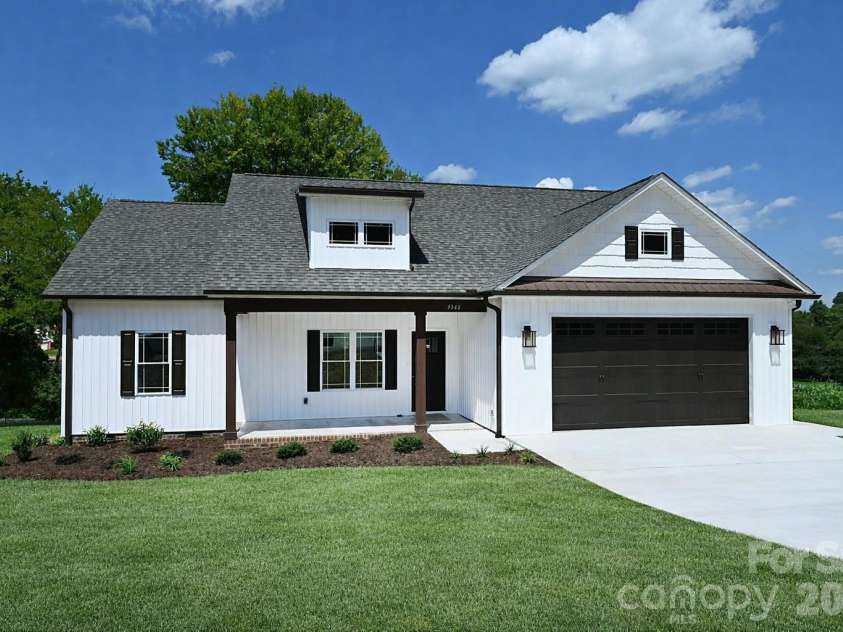 4940 Southview Drive, Hickory, NC 28602.  MLS# CAR4275287, YatesRealty ID 24995. Grass is Virtual