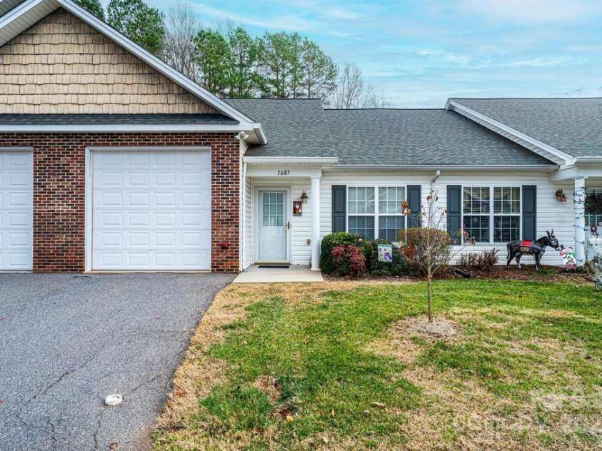 1687 Golden Cedar Lane, Newton, NC 28658.  MLS# CAR4329219, YatesRealty ID 24997. 
