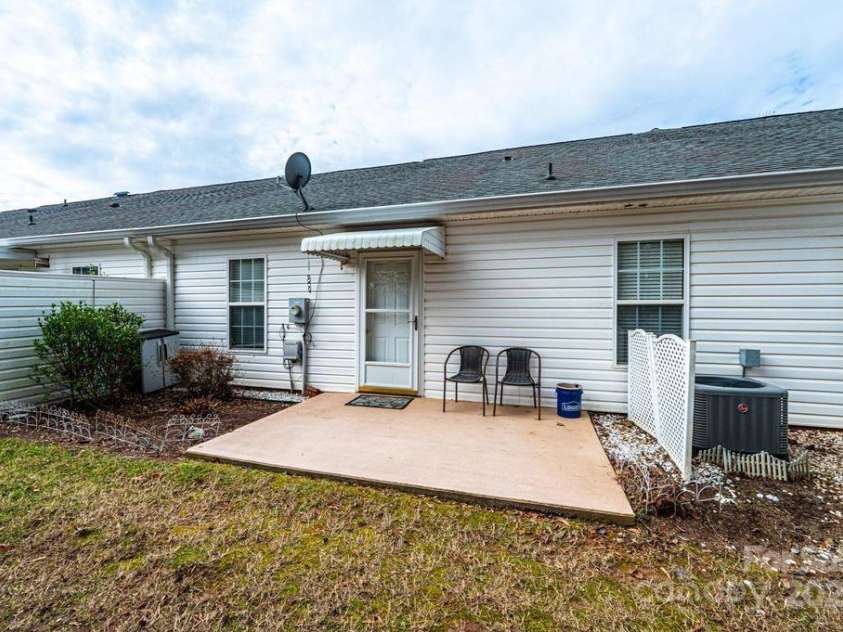 1687 Golden Cedar Lane, Newton, NC 28658.  MLS# CAR4329219, YatesRealty ID 24997. 