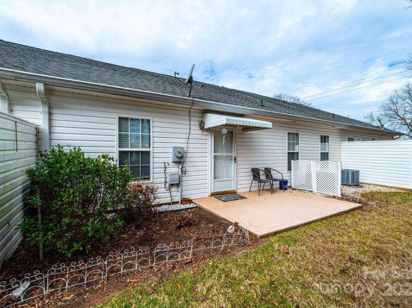 1687 Golden Cedar Lane, Newton, NC 28658.  MLS# CAR4329219, YatesRealty ID 24997. 