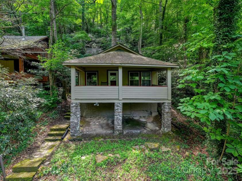 328 Texas Road, Montreat, NC 28757.  MLS# CAR4277613, YatesRealty ID 24999. 