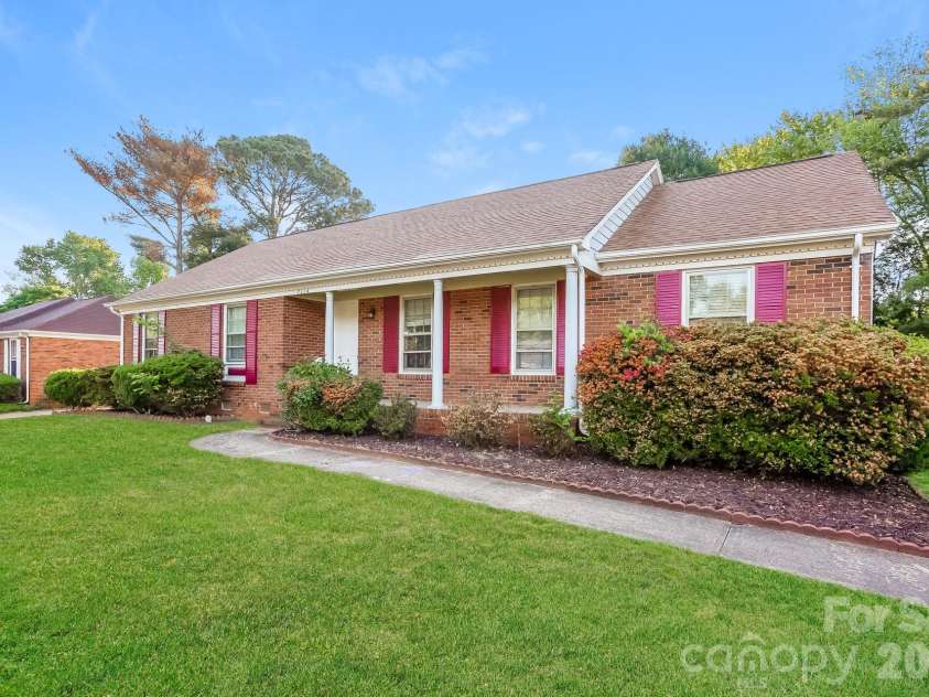 7114 Fox Hunt Road, Charlotte, NC 28212.  MLS# CAR4384150, YatesRealty ID 25004. 