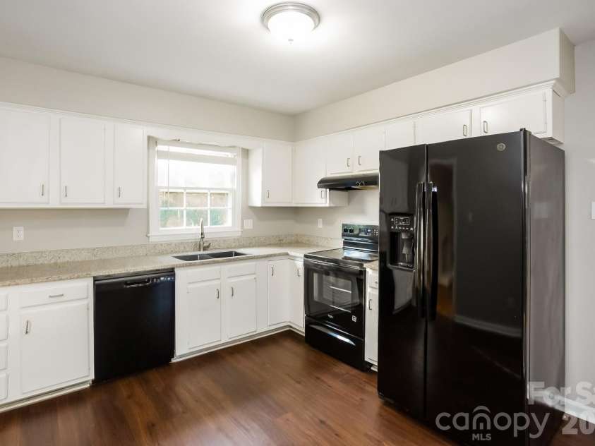 7114 Fox Hunt Road, Charlotte, NC 28212.  MLS# CAR4384150, YatesRealty ID 25004. 