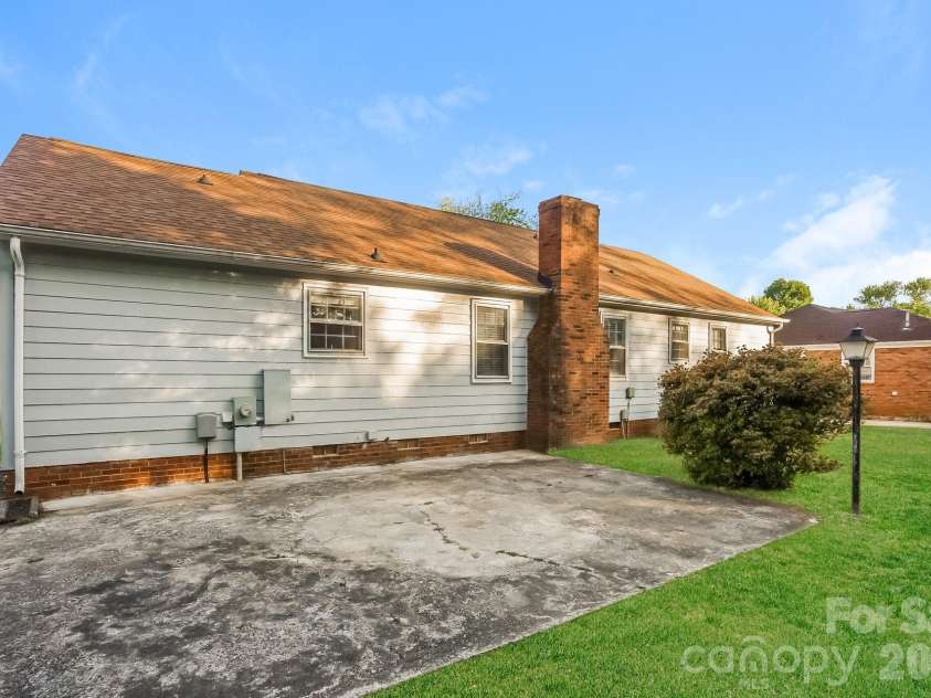 7114 Fox Hunt Road, Charlotte, NC 28212.  MLS# CAR4384150, YatesRealty ID 25004. 