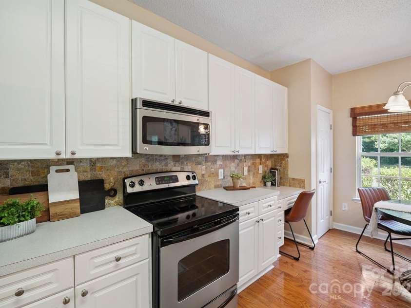 136 Samdusky Lane, Mooresville, NC 28117.  MLS# CAR4275887, YatesRealty ID 25005. Kitchen features stainless steel appliances including Refrigerator to remain, tile back splash, plenty of cabinets for storage, desk niche, breakfast area & pantry!