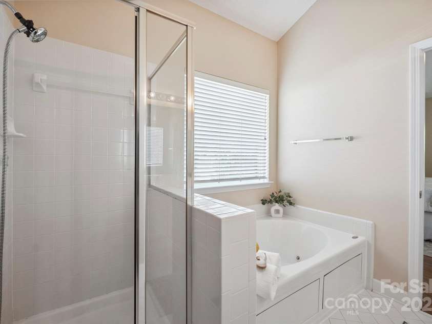 136 Samdusky Lane, Mooresville, NC 28117.  MLS# CAR4275887, YatesRealty ID 25005. Primary Bath with dual vanity, whirlpool tub & tiled shower!