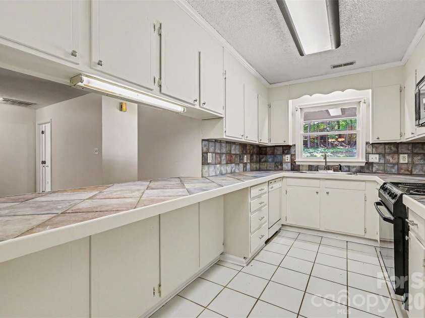 137 Phil Court, Fort Mill, SC 29715.  MLS# CAR4385051, YatesRealty ID 25007. 