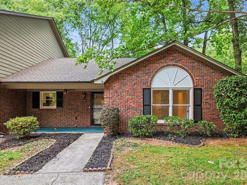 137 Phil Court, Fort Mill, SC 29715.  MLS# CAR4385051, YatesRealty ID 25007. End Unit and one level!