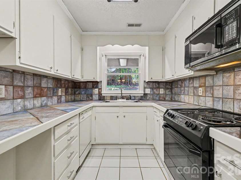 137 Phil Court, Fort Mill, SC 29715.  MLS# CAR4385051, YatesRealty ID 25007. Kitchen