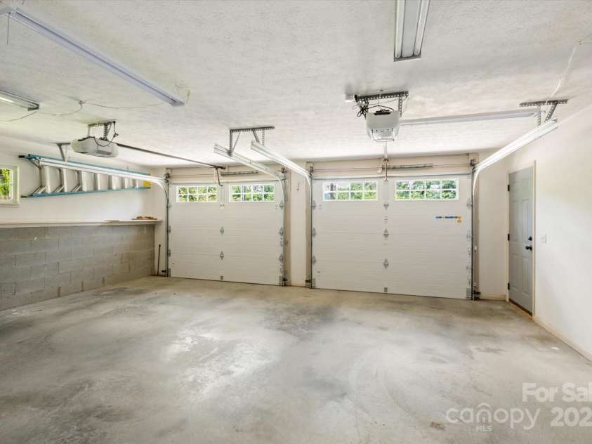 88 Gibson Road, Asheville, NC 28804.  MLS# CAR4276724, YatesRealty ID 25008. 2 Car Garage