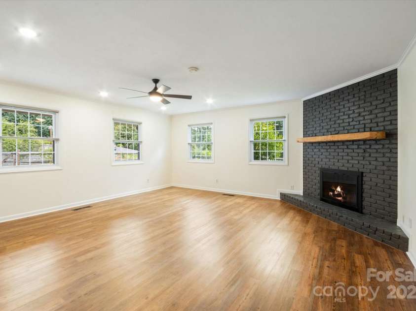 88 Gibson Road, Asheville, NC 28804.  MLS# CAR4276724, YatesRealty ID 25008. Family Room