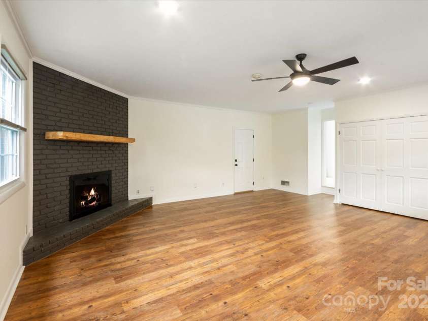 88 Gibson Road, Asheville, NC 28804.  MLS# CAR4276724, YatesRealty ID 25008. Family Room