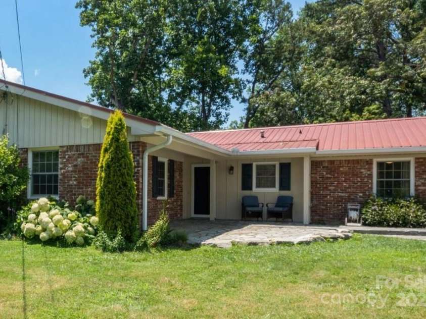 88 Gibson Road, Asheville, NC 28804.  MLS# CAR4276724, YatesRealty ID 25008. Front Patio