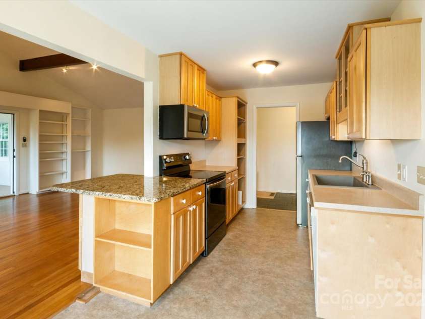 88 Gibson Road, Asheville, NC 28804.  MLS# CAR4276724, YatesRealty ID 25008. Kitchen