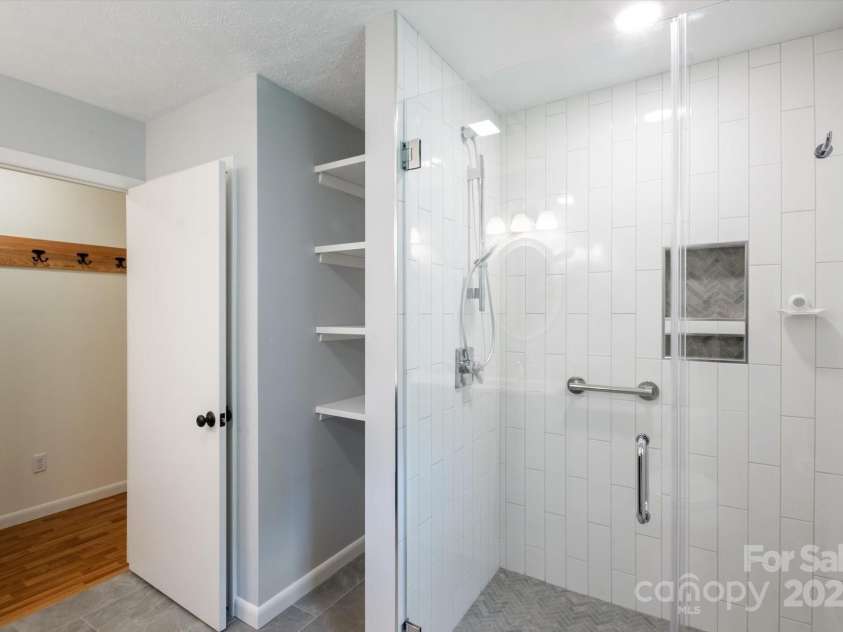 88 Gibson Road, Asheville, NC 28804.  MLS# CAR4276724, YatesRealty ID 25008. Primary Bathroom