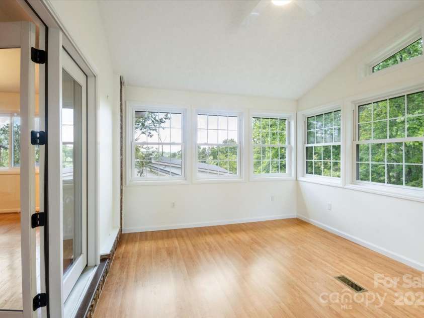 88 Gibson Road, Asheville, NC 28804.  MLS# CAR4276724, YatesRealty ID 25008. Sunroom