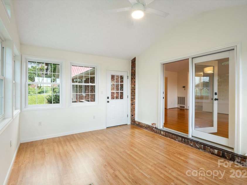 88 Gibson Road, Asheville, NC 28804.  MLS# CAR4276724, YatesRealty ID 25008. Sunroom