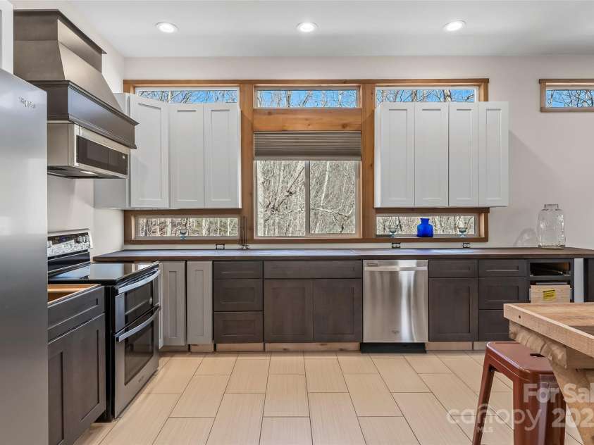 506 Silent Forest Drive, Canton, NC 28716.  MLS# CAR4231418, YatesRealty ID 2501. 