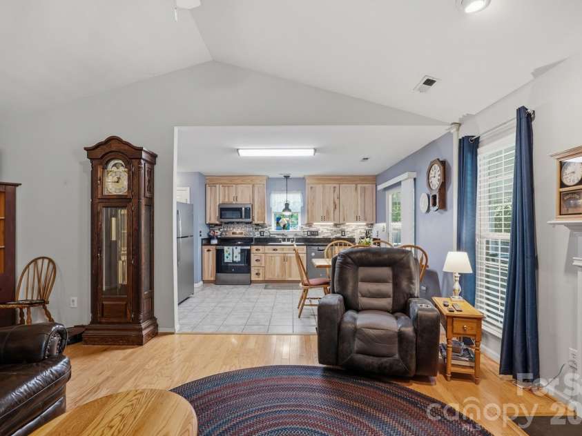 1118 Slate Ridge Road, Matthews, NC 28104.  MLS# CAR4378658, YatesRealty ID 25011. 