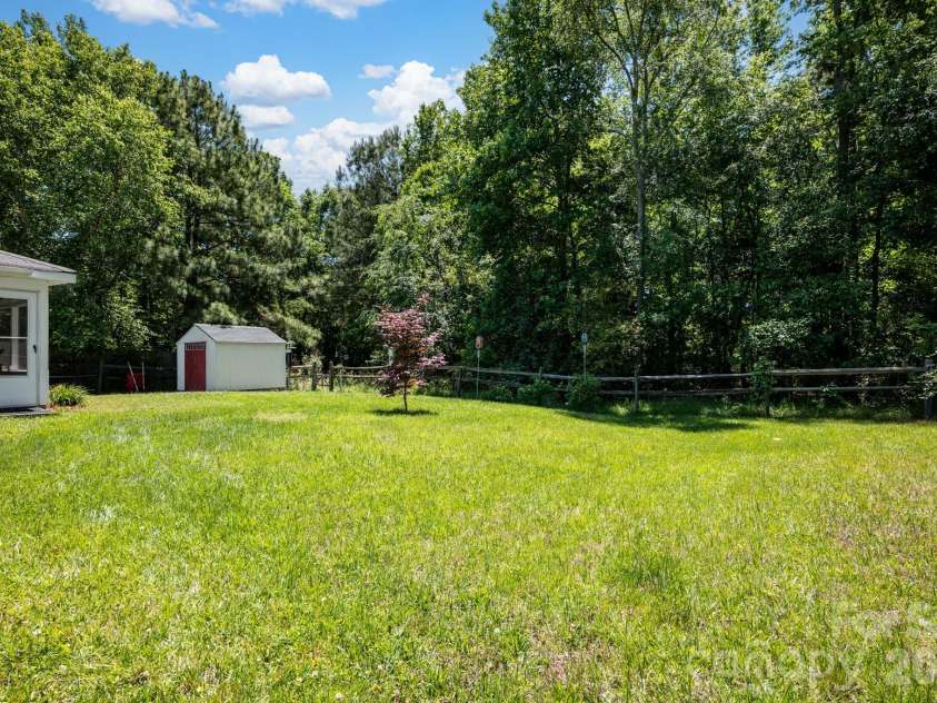 1118 Slate Ridge Road, Matthews, NC 28104.  MLS# CAR4378658, YatesRealty ID 25011. 