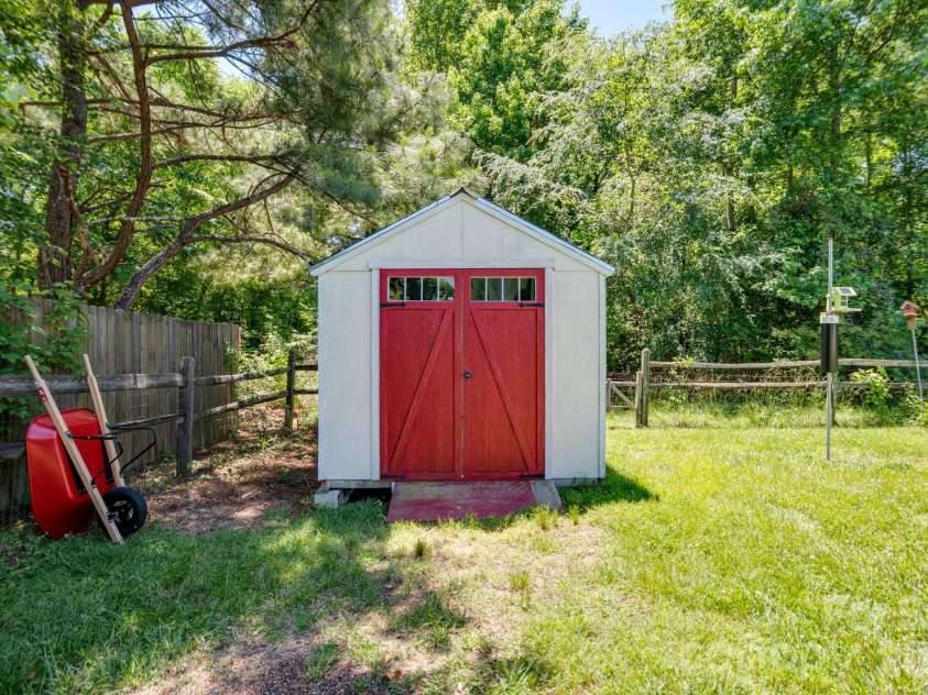 1118 Slate Ridge Road, Matthews, NC 28104.  MLS# CAR4378658, YatesRealty ID 25011. 