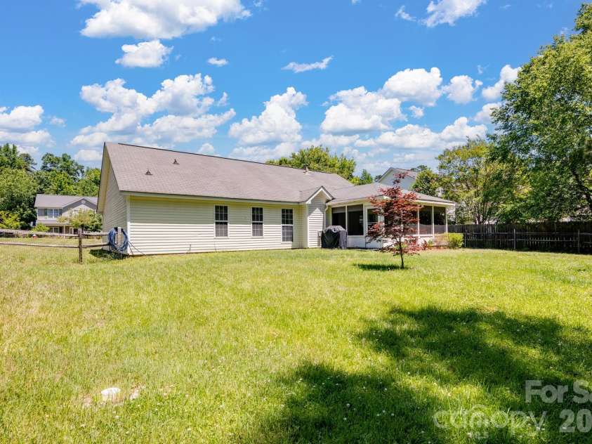 1118 Slate Ridge Road, Matthews, NC 28104.  MLS# CAR4378658, YatesRealty ID 25011. 