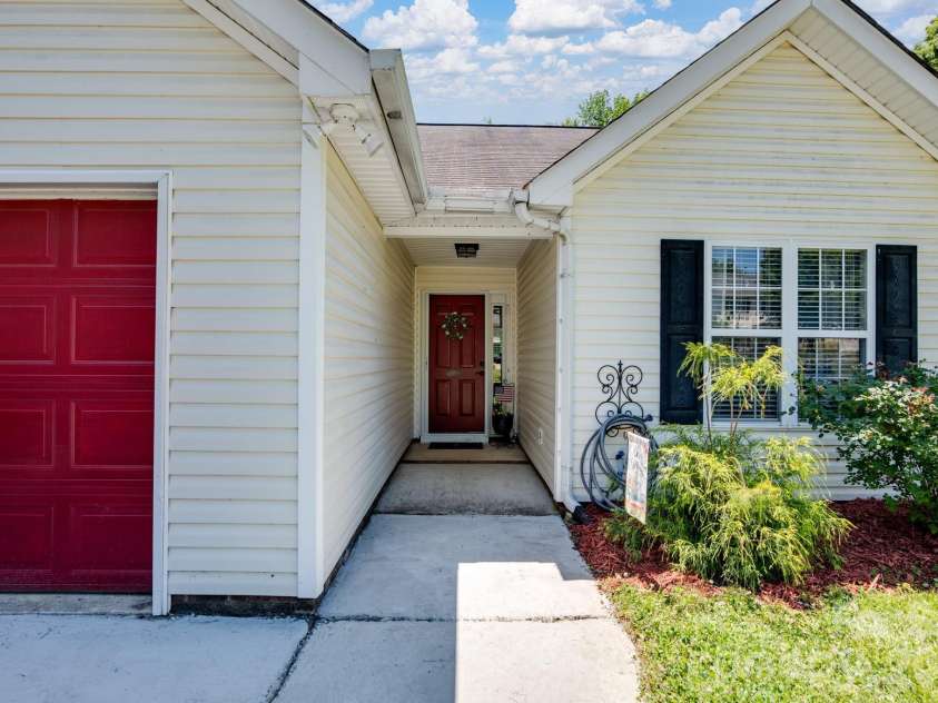 1118 Slate Ridge Road, Matthews, NC 28104.  MLS# CAR4378658, YatesRealty ID 25011. 