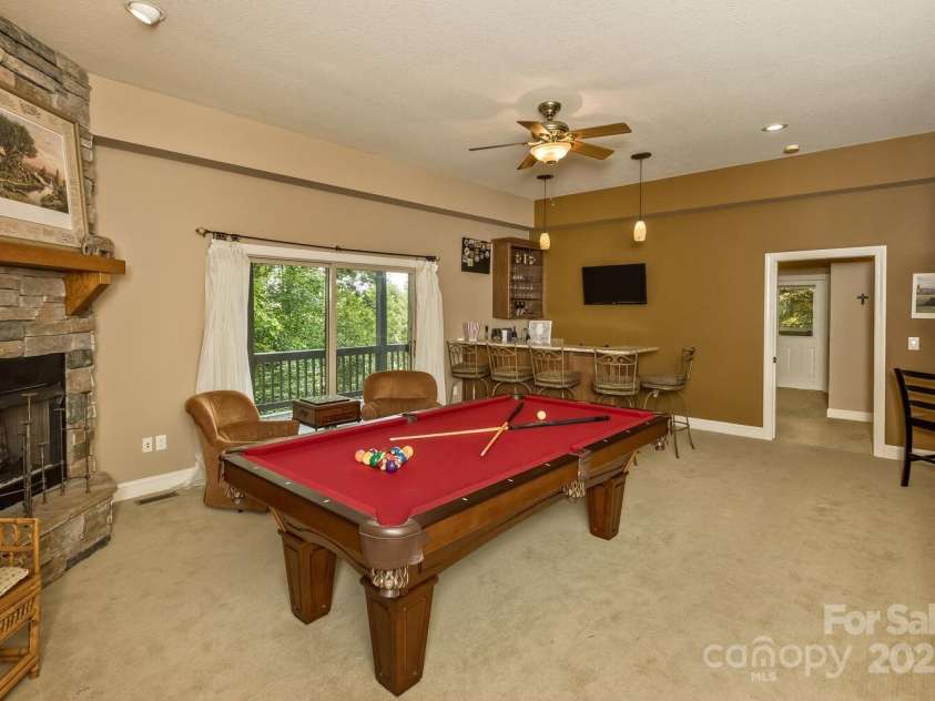 311 Mountain Crest Drive, Hendersonville, NC 28739.  MLS# CAR4268667, YatesRealty ID 25011. Fun Space