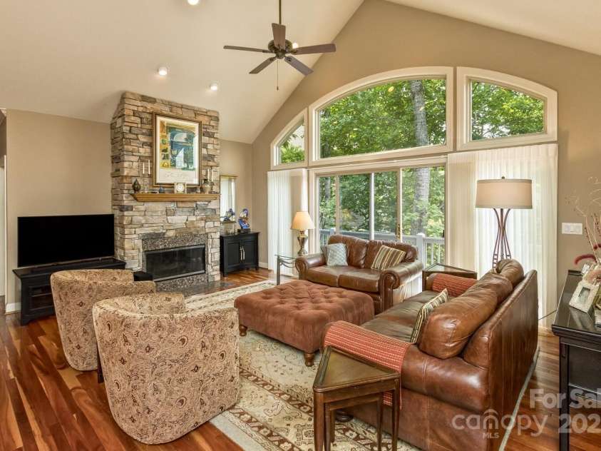 311 Mountain Crest Drive, Hendersonville, NC 28739.  MLS# CAR4268667, YatesRealty ID 25011. Great Room