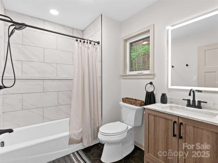 1065 Oak Ridge Lane, Mars Hill, NC 28754.  MLS# CAR4279845, YatesRealty ID 25012. Main Level Bath