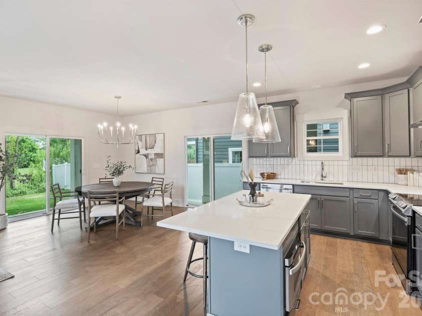 201 Coxe Avenue, Charlotte, NC 28208.  MLS# CAR4381633, YatesRealty ID 25012. 