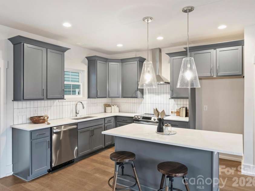 201 Coxe Avenue, Charlotte, NC 28208.  MLS# CAR4381633, YatesRealty ID 25012. 
