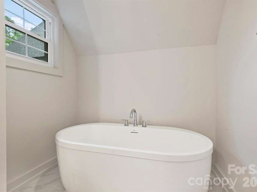 201 Coxe Avenue, Charlotte, NC 28208.  MLS# CAR4381633, YatesRealty ID 25012. Primary Bathroom
