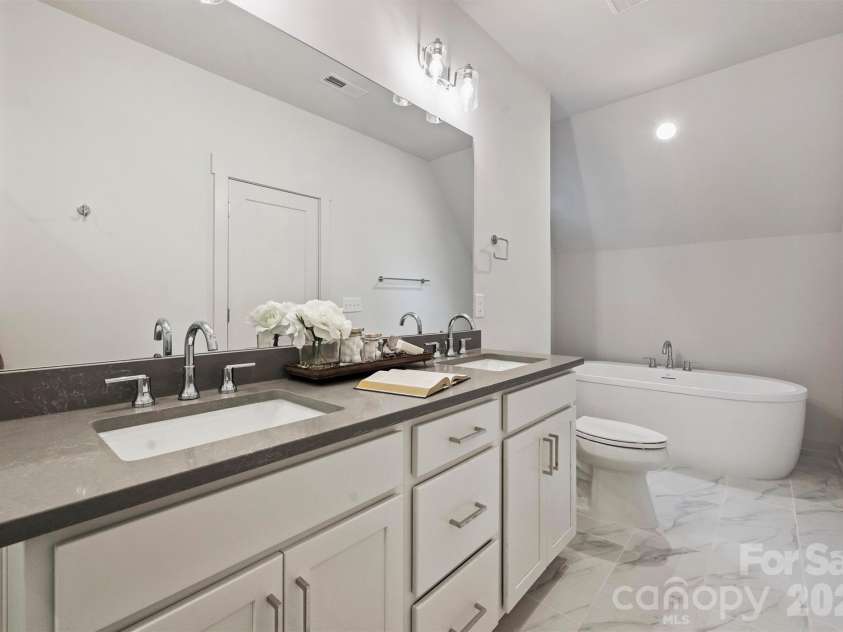 201 Coxe Avenue, Charlotte, NC 28208.  MLS# CAR4381633, YatesRealty ID 25012. Primary Bathroom