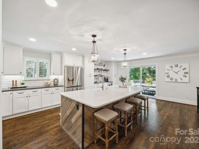 2004 Marquesas Avenue, Tega Cay, SC 29708.  MLS# CAR4267074, YatesRealty ID 25019. Kitchen Island