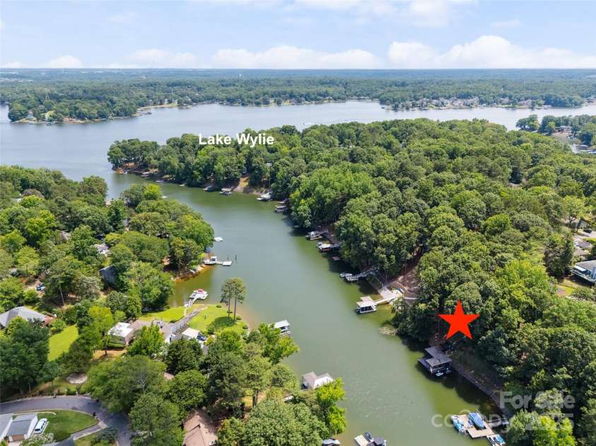 2004 Marquesas Avenue, Tega Cay, SC 29708.  MLS# CAR4267074, YatesRealty ID 25019. Lake Wylie in SC
