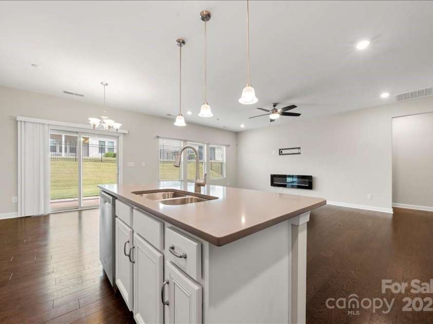 9211 Grisons Court, Charlotte, NC 28278.  MLS# CAR4314325, YatesRealty ID 2502. Kitchen