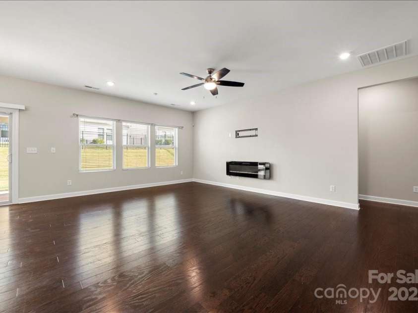 9211 Grisons Court, Charlotte, NC 28278.  MLS# CAR4314325, YatesRealty ID 2502. Living Room