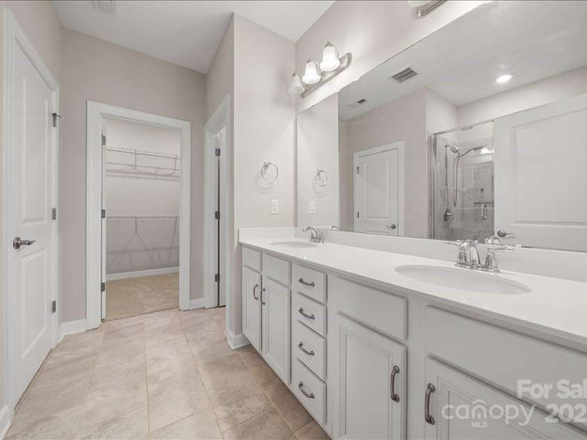 9211 Grisons Court, Charlotte, NC 28278.  MLS# CAR4314325, YatesRealty ID 2502. Primary Bathroom