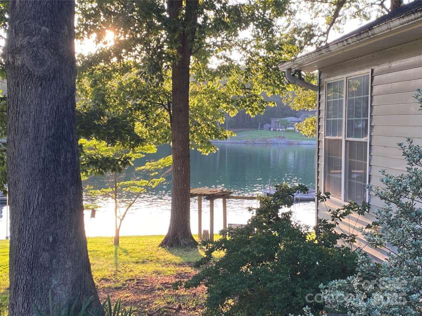 4927 Vagabond Lane, Sherrills Ford, NC 28673.  MLS# CAR4279726, YatesRealty ID 25023. 