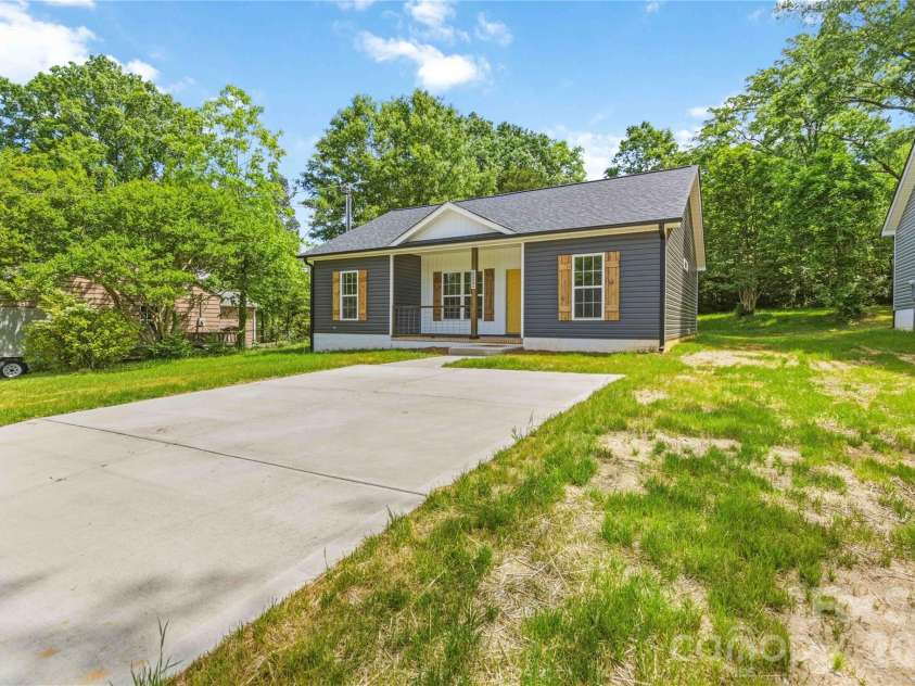 113-B Brookwood Street, Chester, SC 29706.  MLS# CAR4375468, YatesRealty ID 25024. 