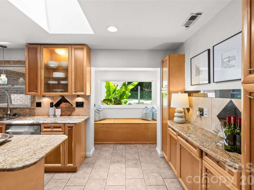 2700 Pencoyd Lane, Charlotte, NC 28210.  MLS# CAR4379709, YatesRealty ID 25025. 