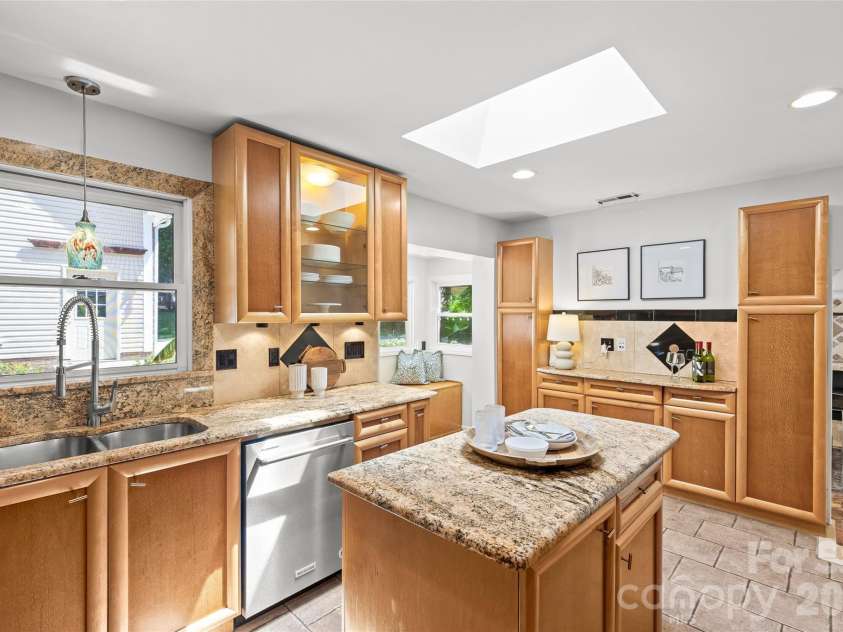 2700 Pencoyd Lane, Charlotte, NC 28210.  MLS# CAR4379709, YatesRealty ID 25025. 