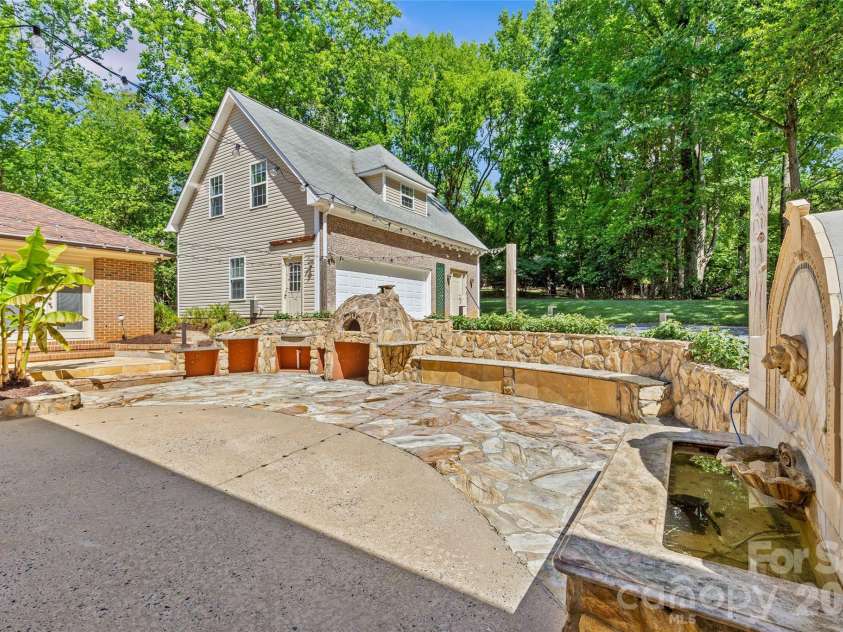 2700 Pencoyd Lane, Charlotte, NC 28210.  MLS# CAR4379709, YatesRealty ID 25025. 