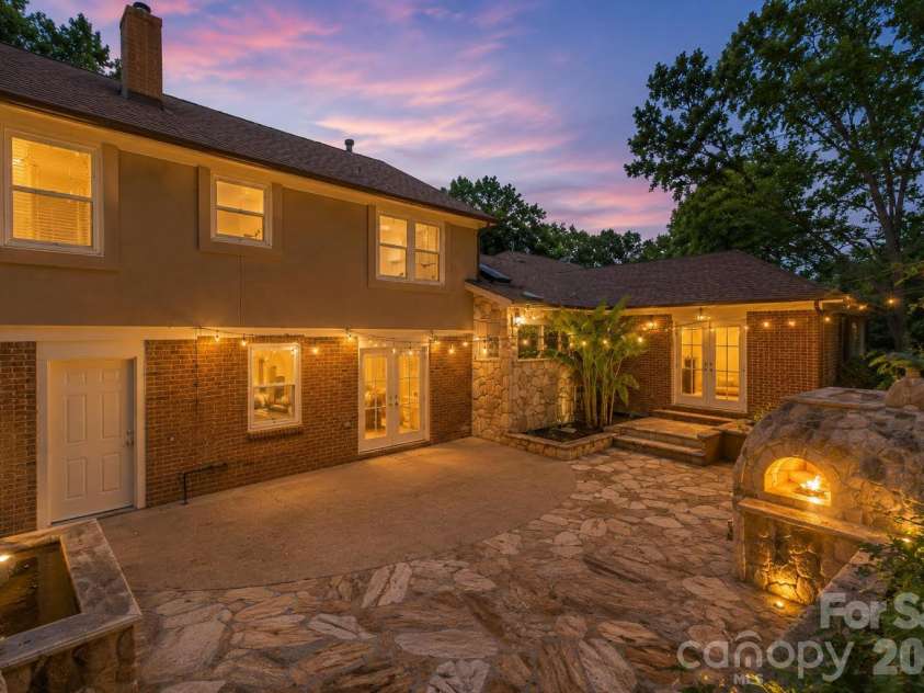 2700 Pencoyd Lane, Charlotte, NC 28210.  MLS# CAR4379709, YatesRealty ID 25025. 